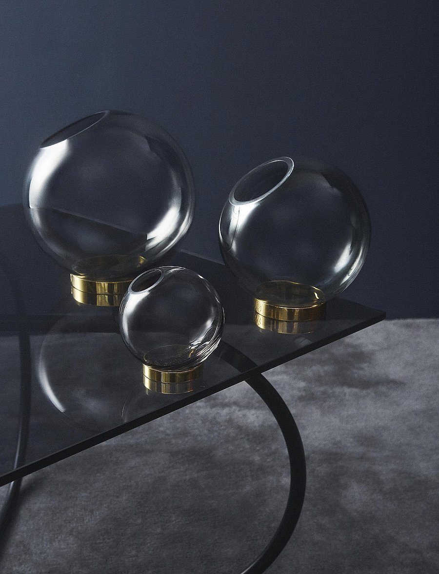 AYTM - GLOBE vase w. stand - vasen - black/gold - 1