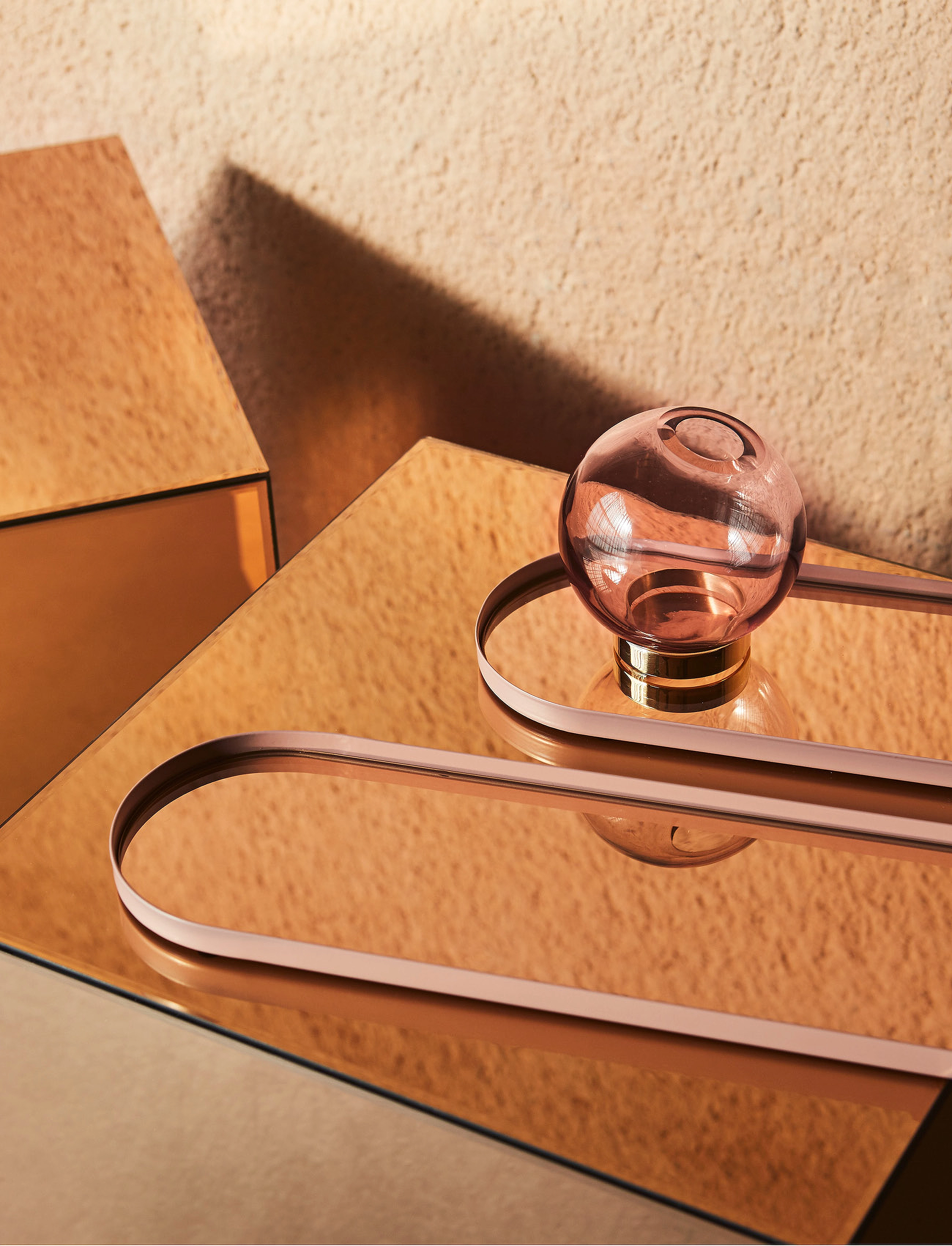 AYTM - GLOBE vase m. fod - fødselsdagsgaver - rose/gold - 1