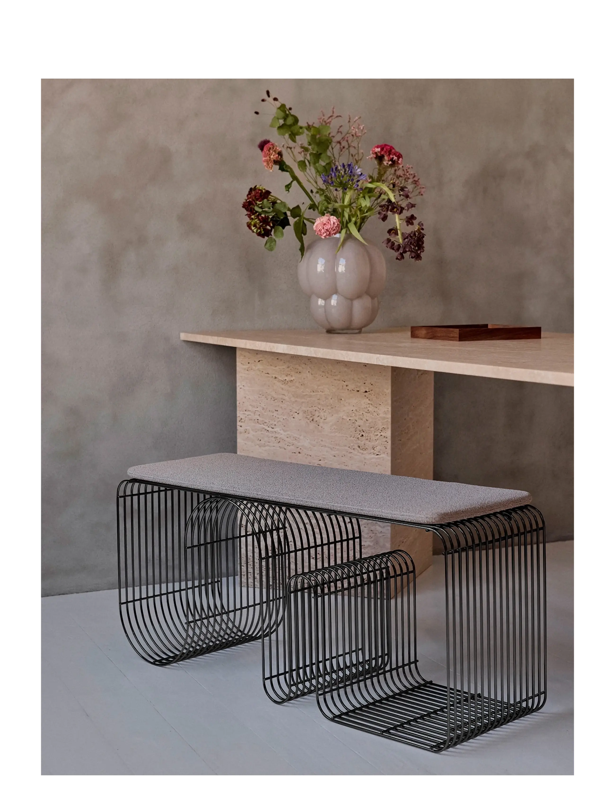 AYTM - CURVA bench - pallar & bänkar - black - 3