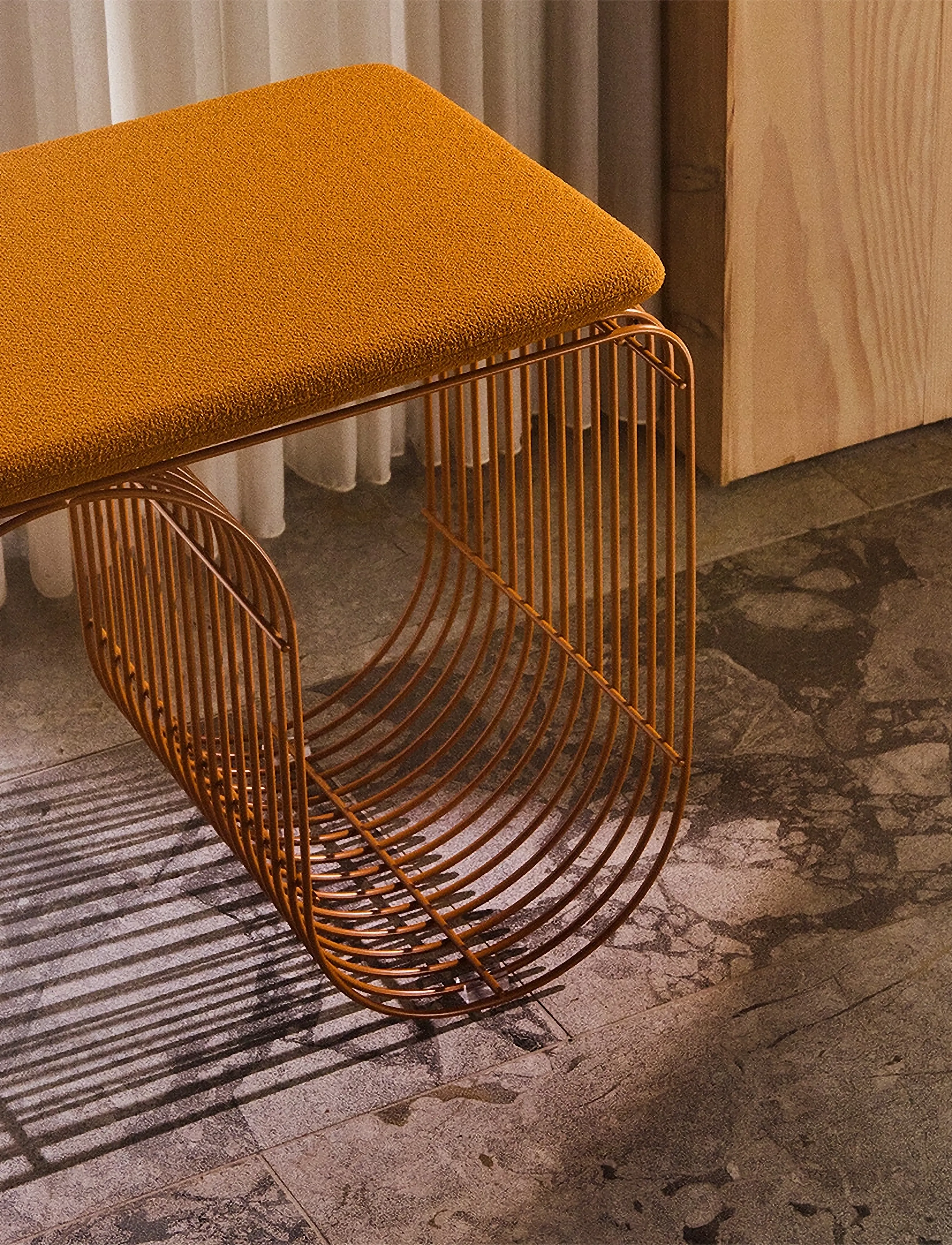 AYTM Curva Bænk, L100XW32XH43.2 cm, Chairs & Stools, Braun - Stools Benches, Homeware