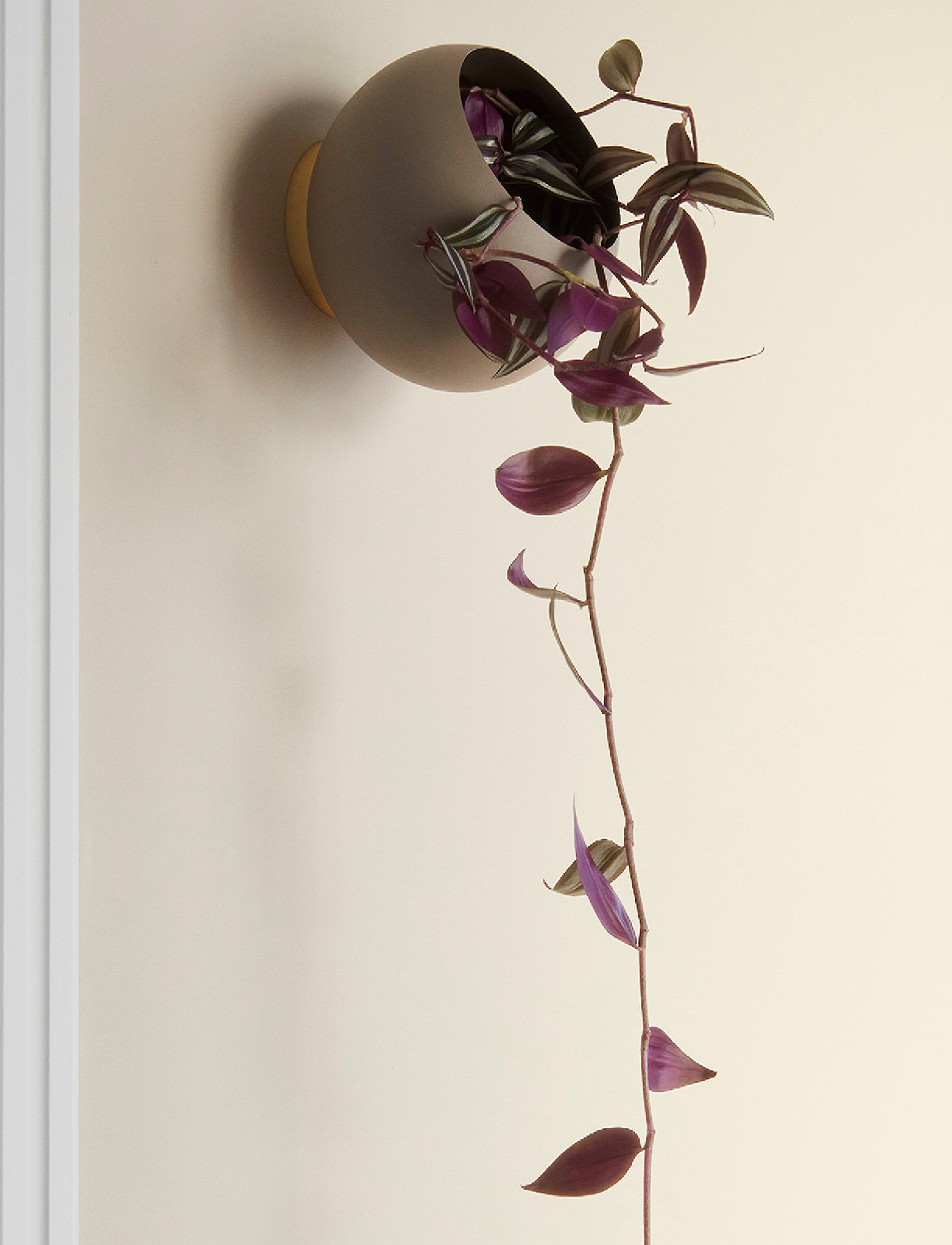 AYTM Globe Vægblomsterpotte, 21X18.8 cm, Decoration, Grau - Flower Pots, Homeware