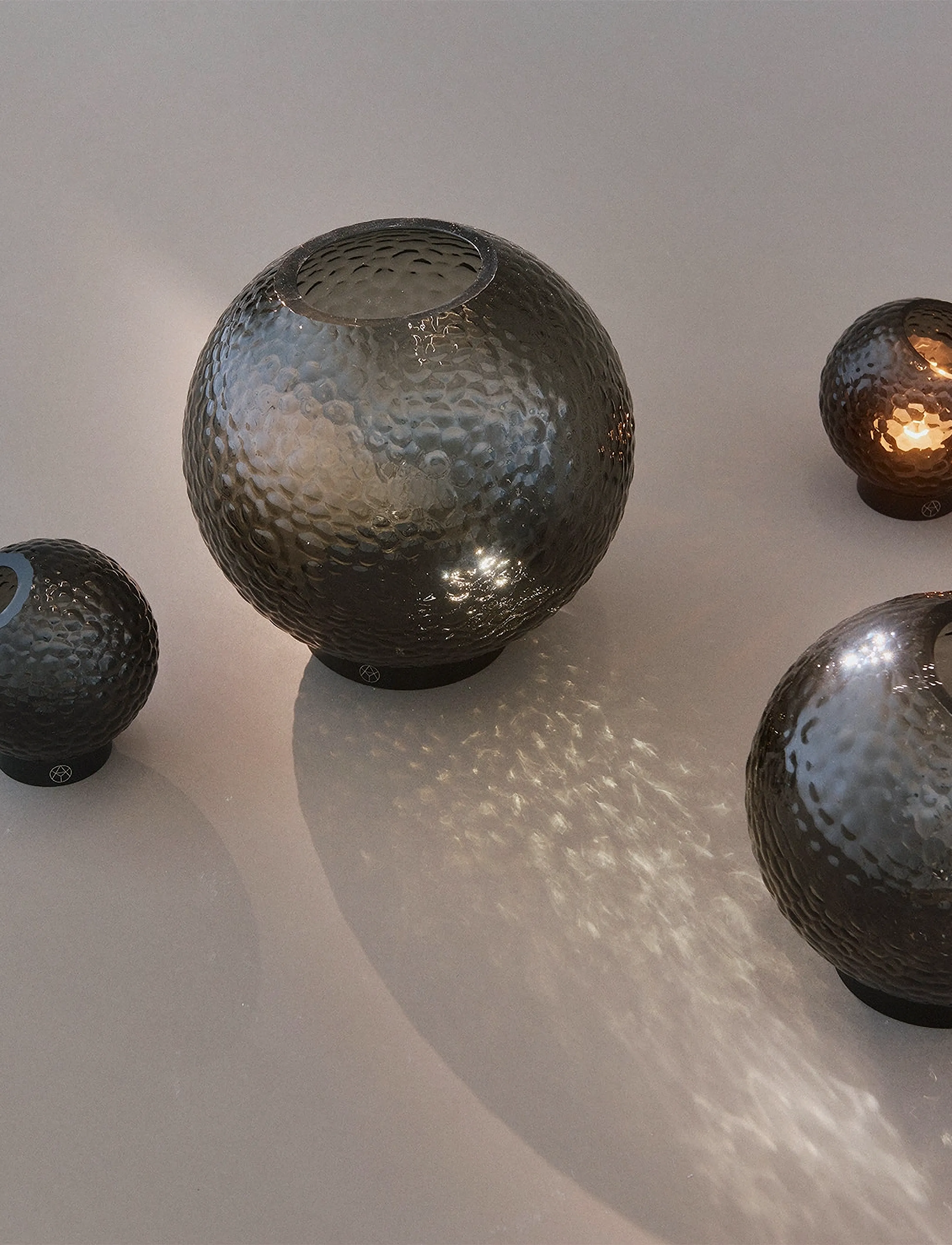 AYTM Globe Bubbles Vase Med Holder, Ø10XH10 cm, Black, Vaser > Cylindervaser, Unisex