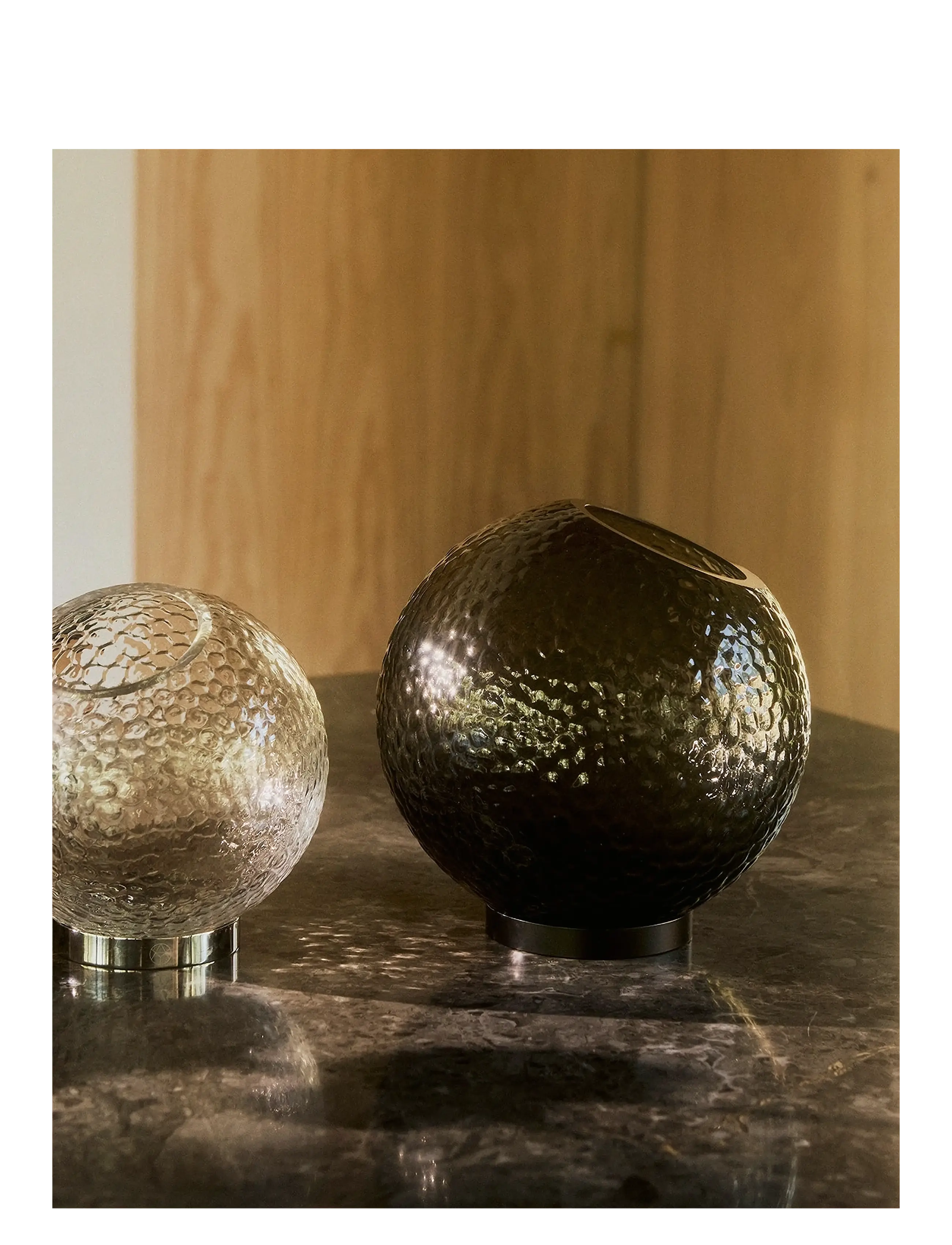AYTM - GLOBE BUBBLES vase w. stand - vasen - black - 2