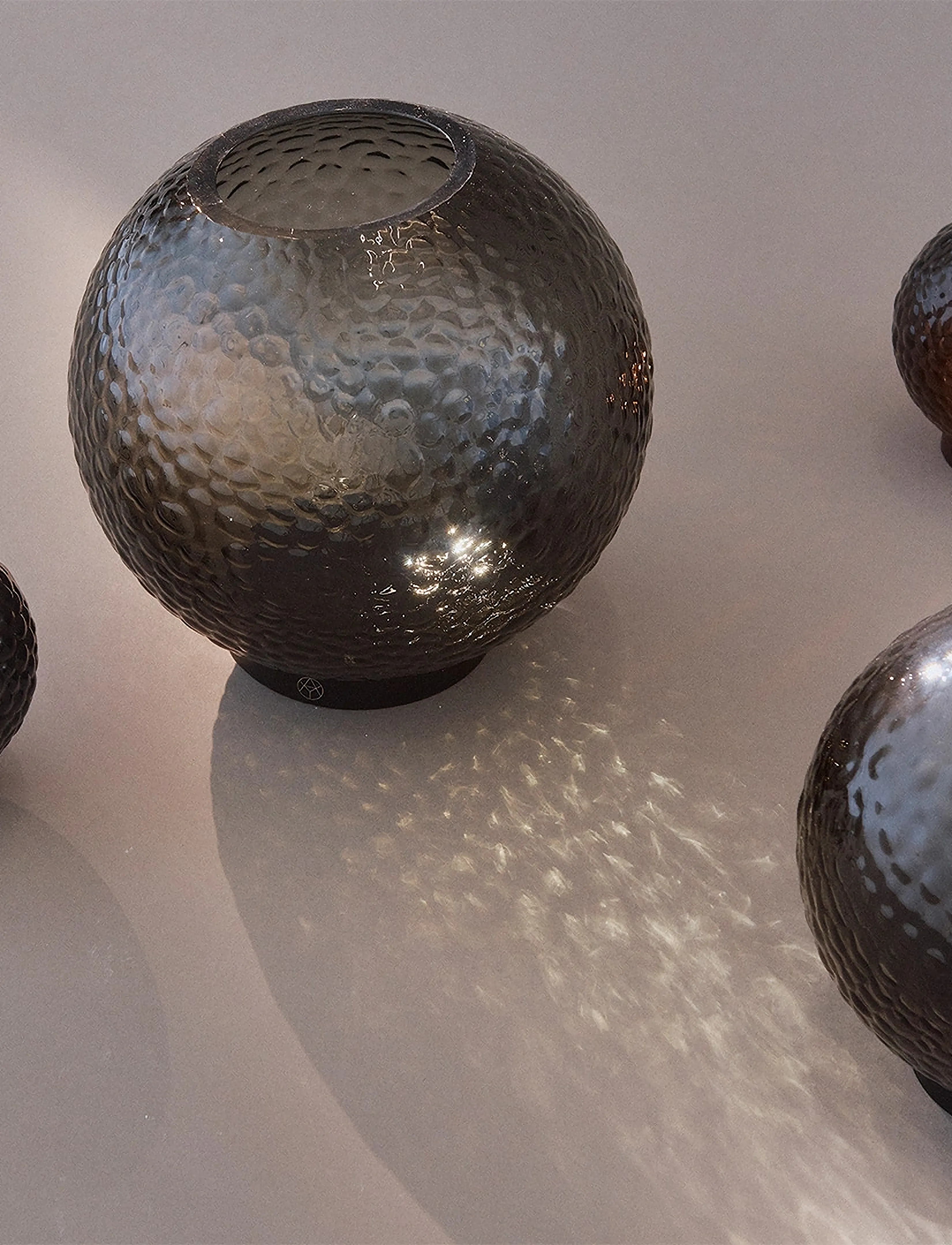 AYTM Globe Bubbles Vase Med Holder, Ø17XH17 cm, Grey, Vaser > Cylindervaser, Unisex