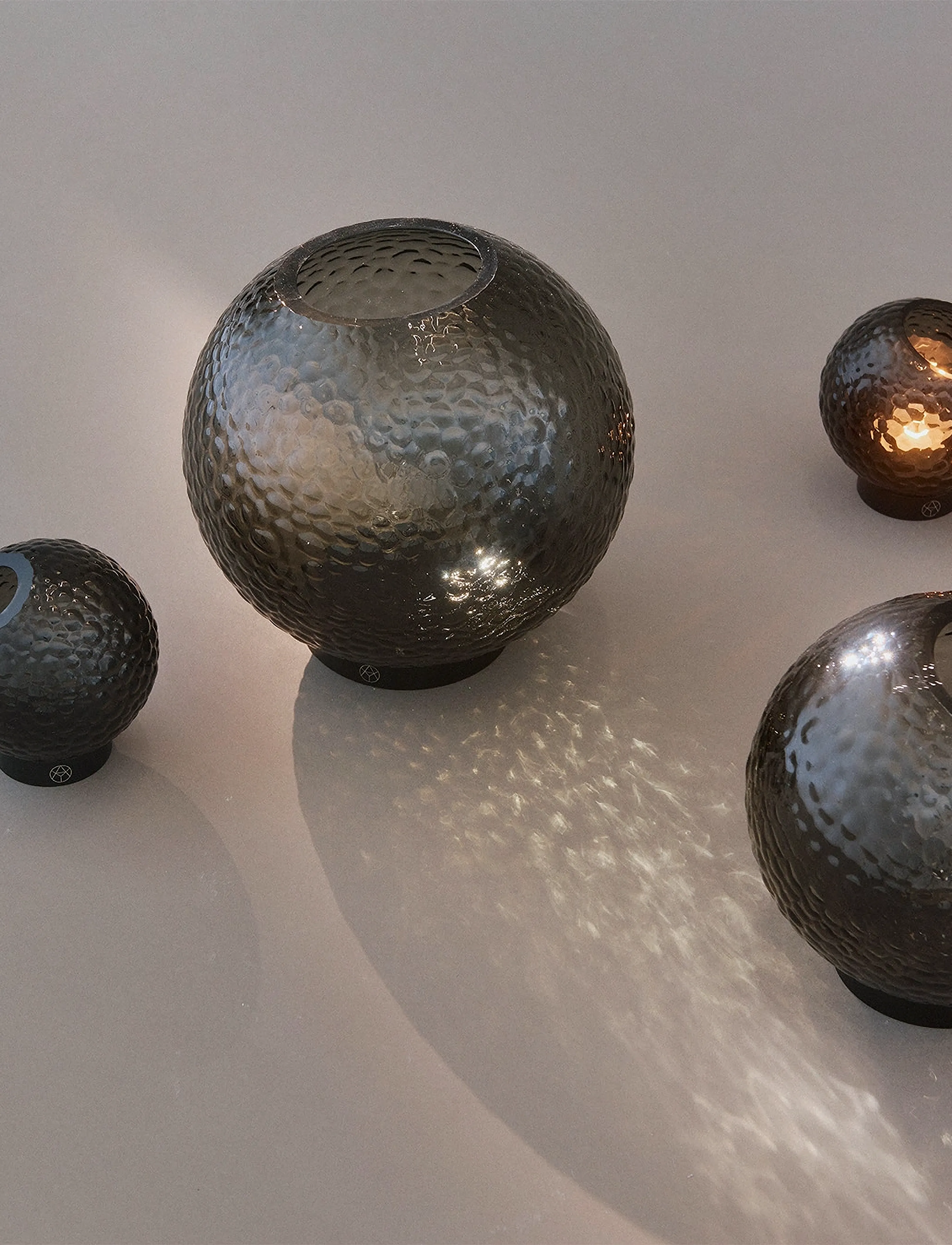 AYTM Globe Bubbles Vase Med Holder, Ø21XH21 cm, Grey, Vaser > Cylindervaser, Unisex