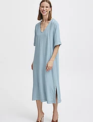 b.young - BYLANA VNECK DRESS 2 - - denimkjoler - ligth blue denim - 1