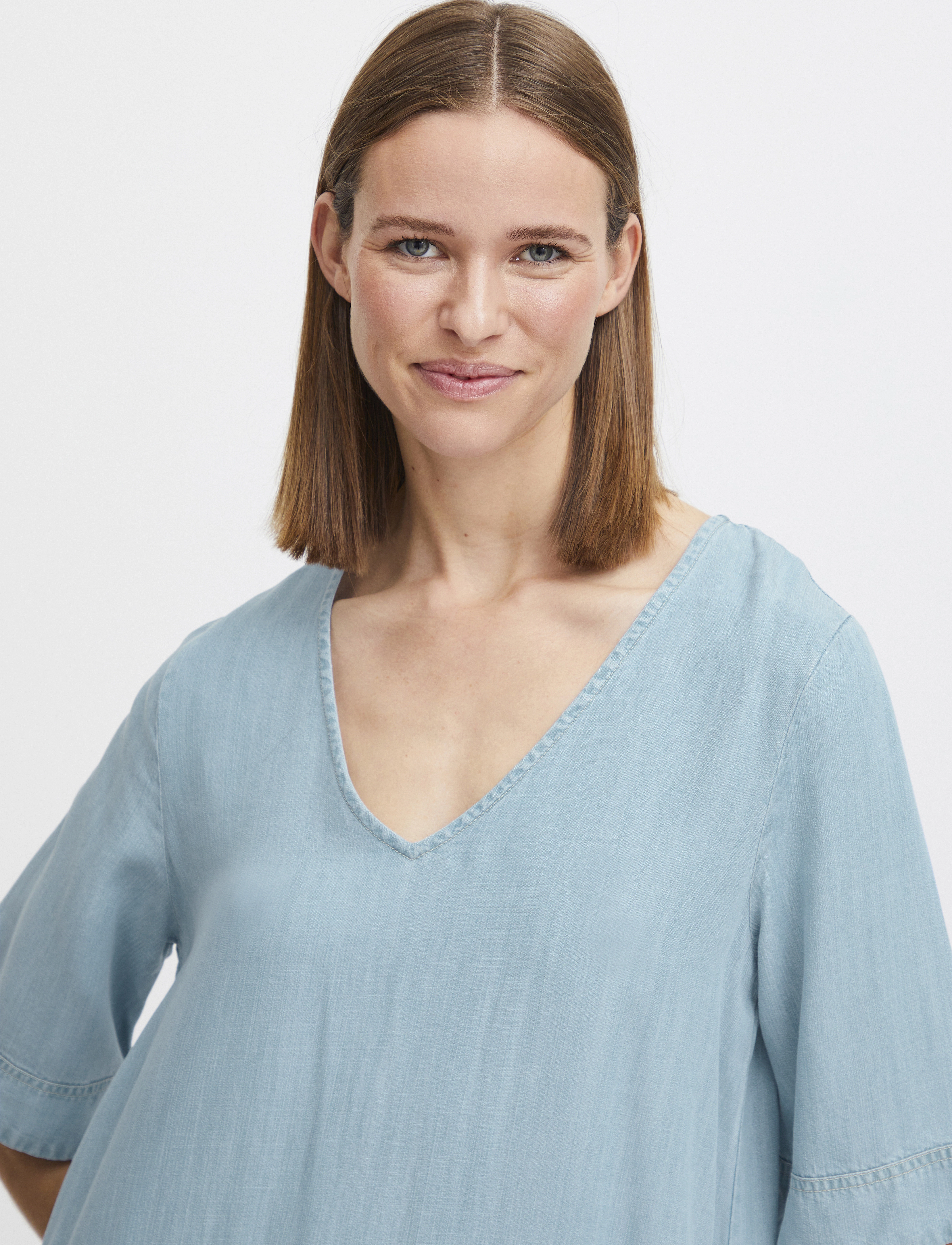 b.young - BYLANA VNECK DRESS 2 - - denimkjoler - ligth blue denim - 5