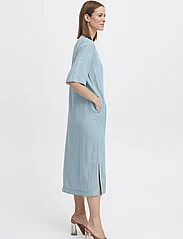 b.young - BYLANA VNECK DRESS 2 - - midi jurken - ligth blue denim - 6