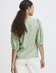 b.young - BYIBANO V BLOUSE - - lyhythihaiset puserot - fair green flowers mix - 3