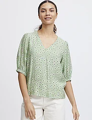 b.young - BYIBANO V BLOUSE - - lyhythihaiset puserot - fair green flowers mix - 6