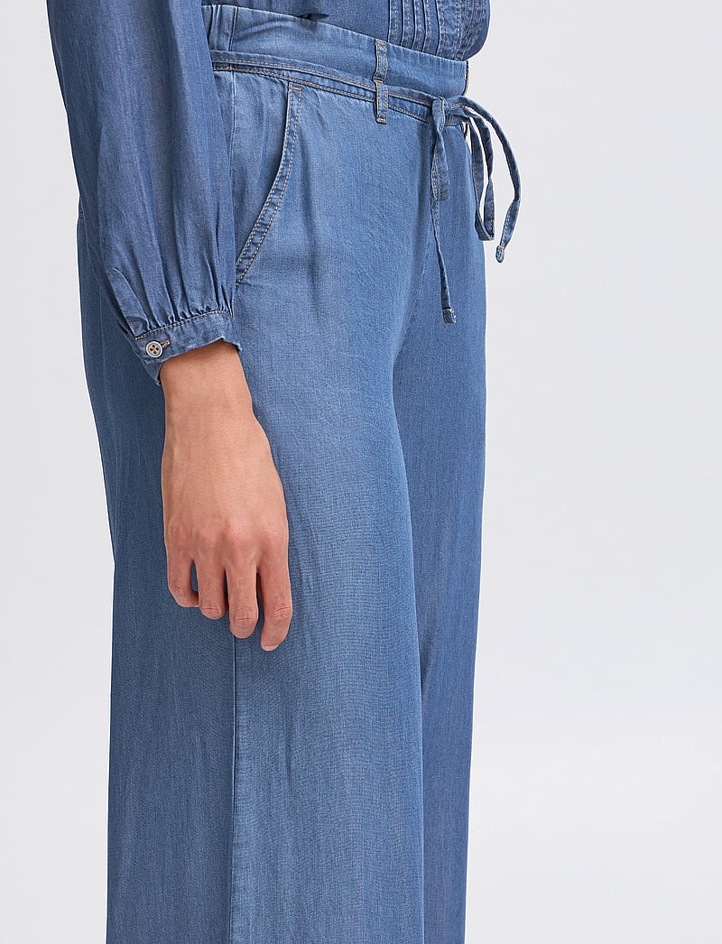 b.young - BYKOSMO WIDE PANTS - - hosen mit weitem bein - mid blue denim - 5