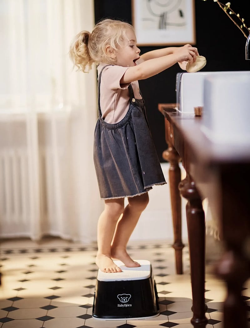 BabyBjörn - BabyBjörn Step Stool, Black/White - hygiene accessories - black/white - 2