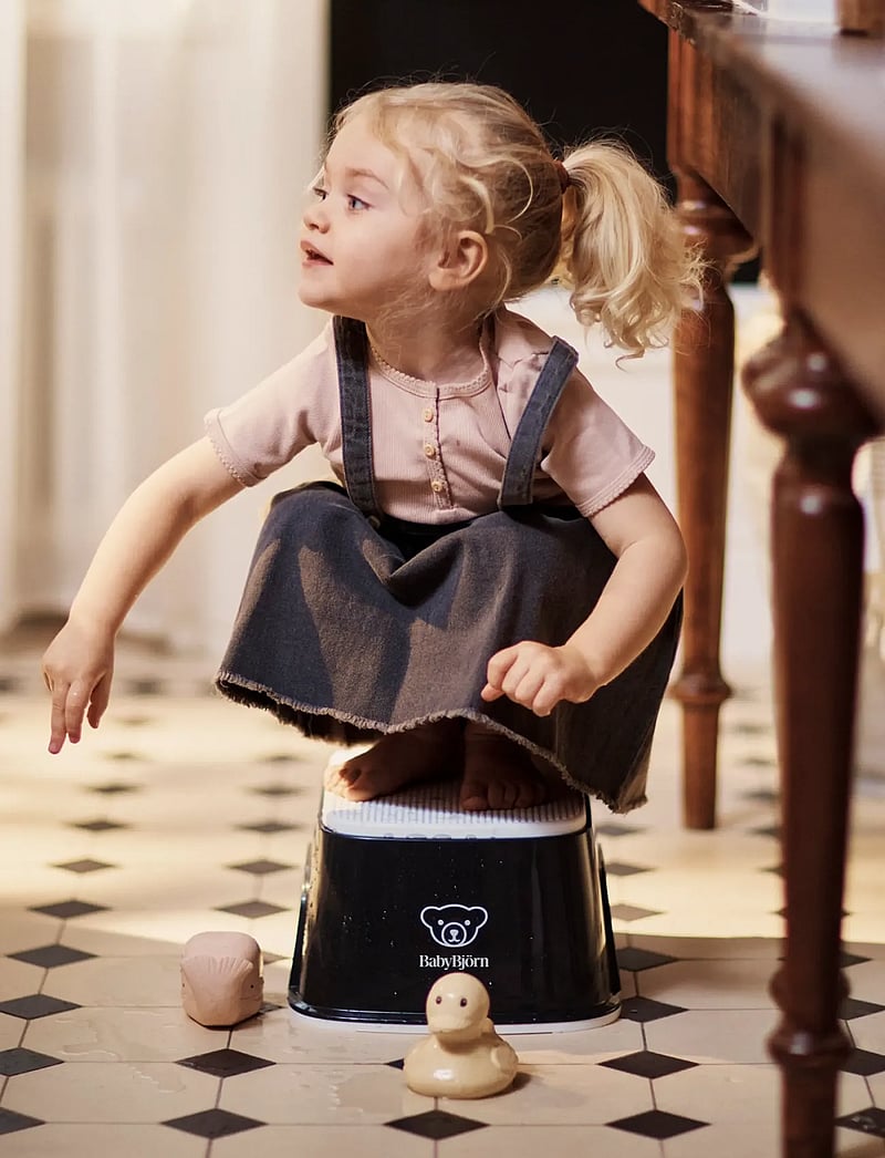 BabyBjörn - BabyBjörn Step Stool, Black/White - hygiene accessories - black/white - 3