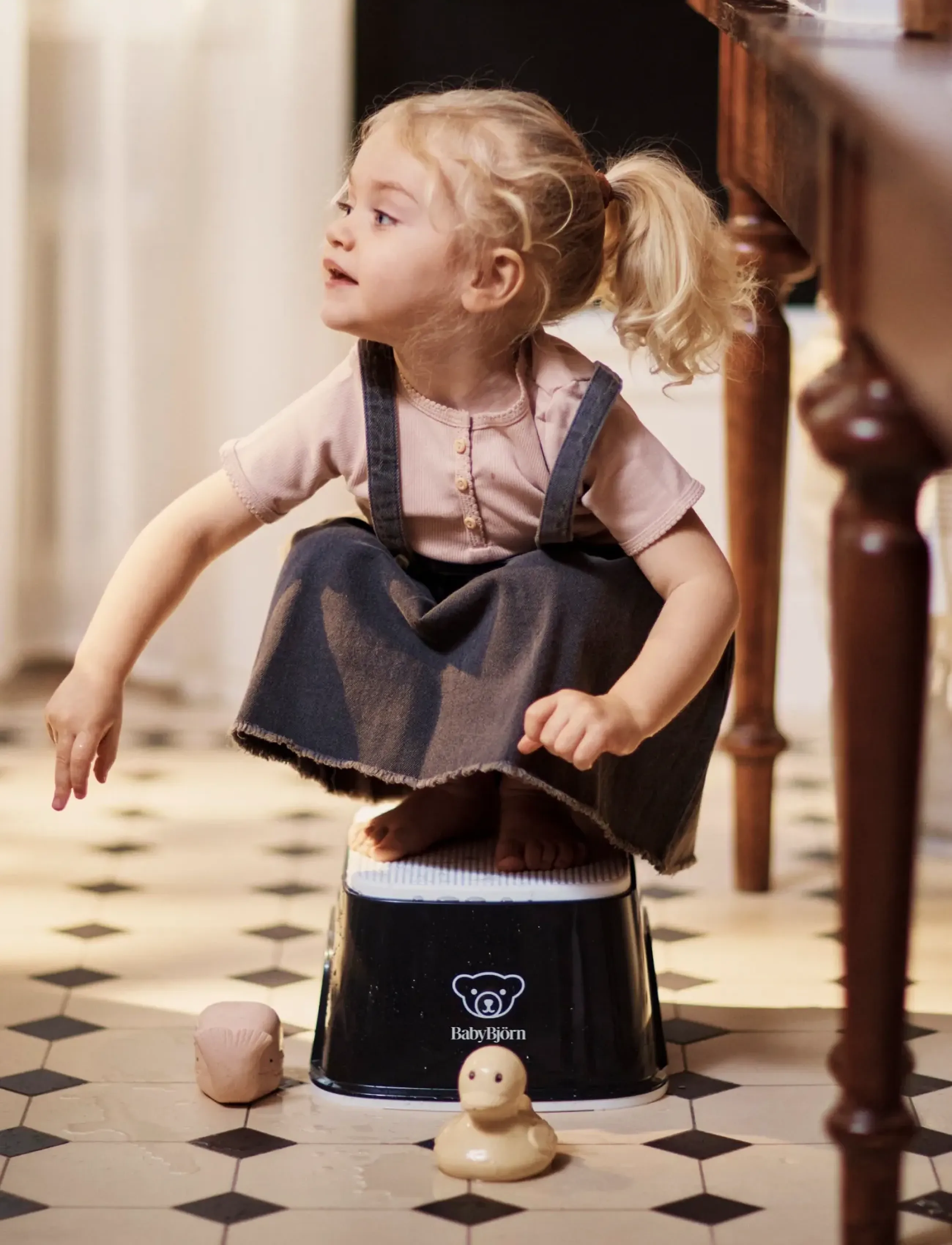 BabyBjörn - BabyBjörn Step Stool, Black/White - tritthocker - black/white - 3
