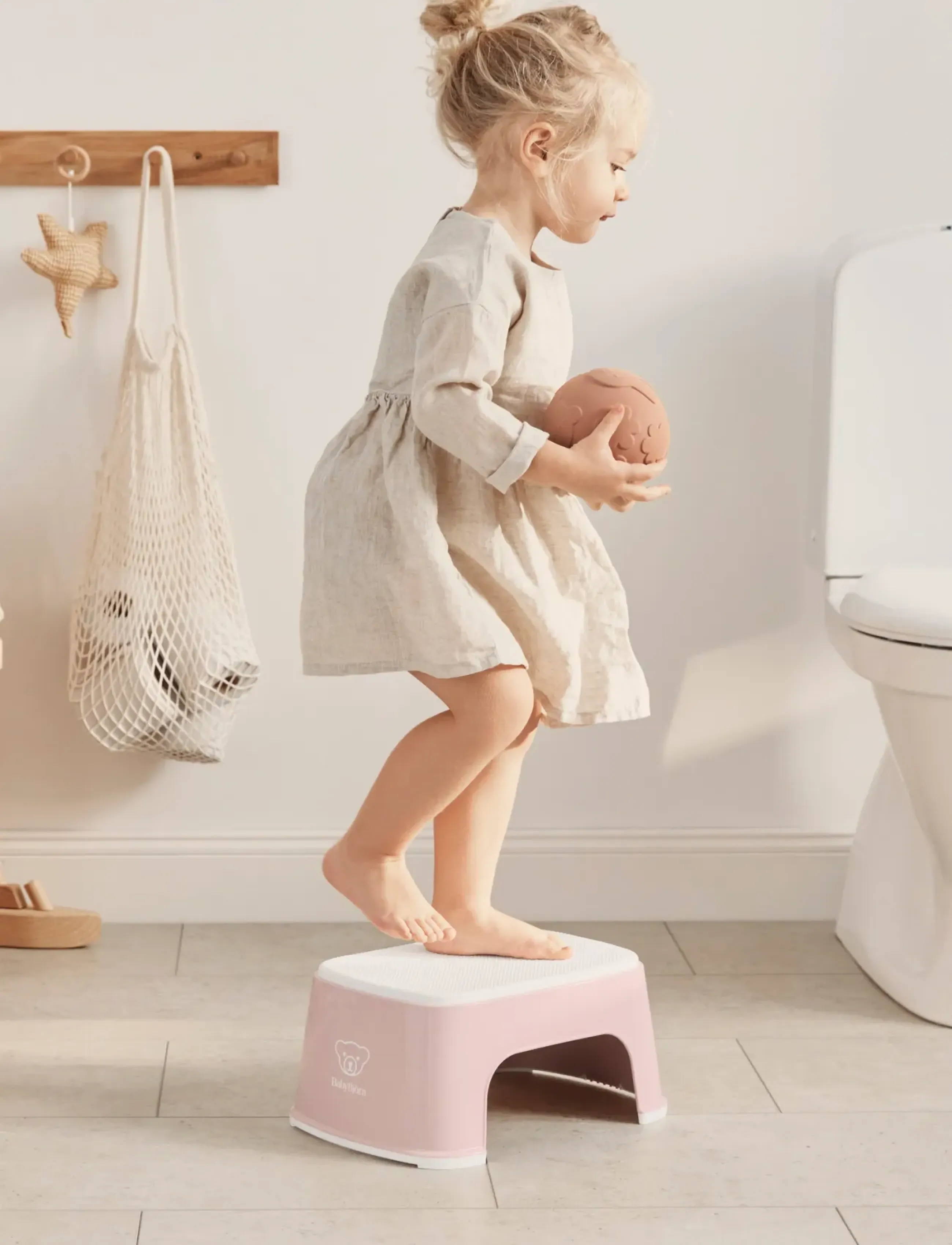 BabyBjörn Babybjörn Step Stool, Powder Pink/White, One Size, Pink, Bath Time > Potties, Børn