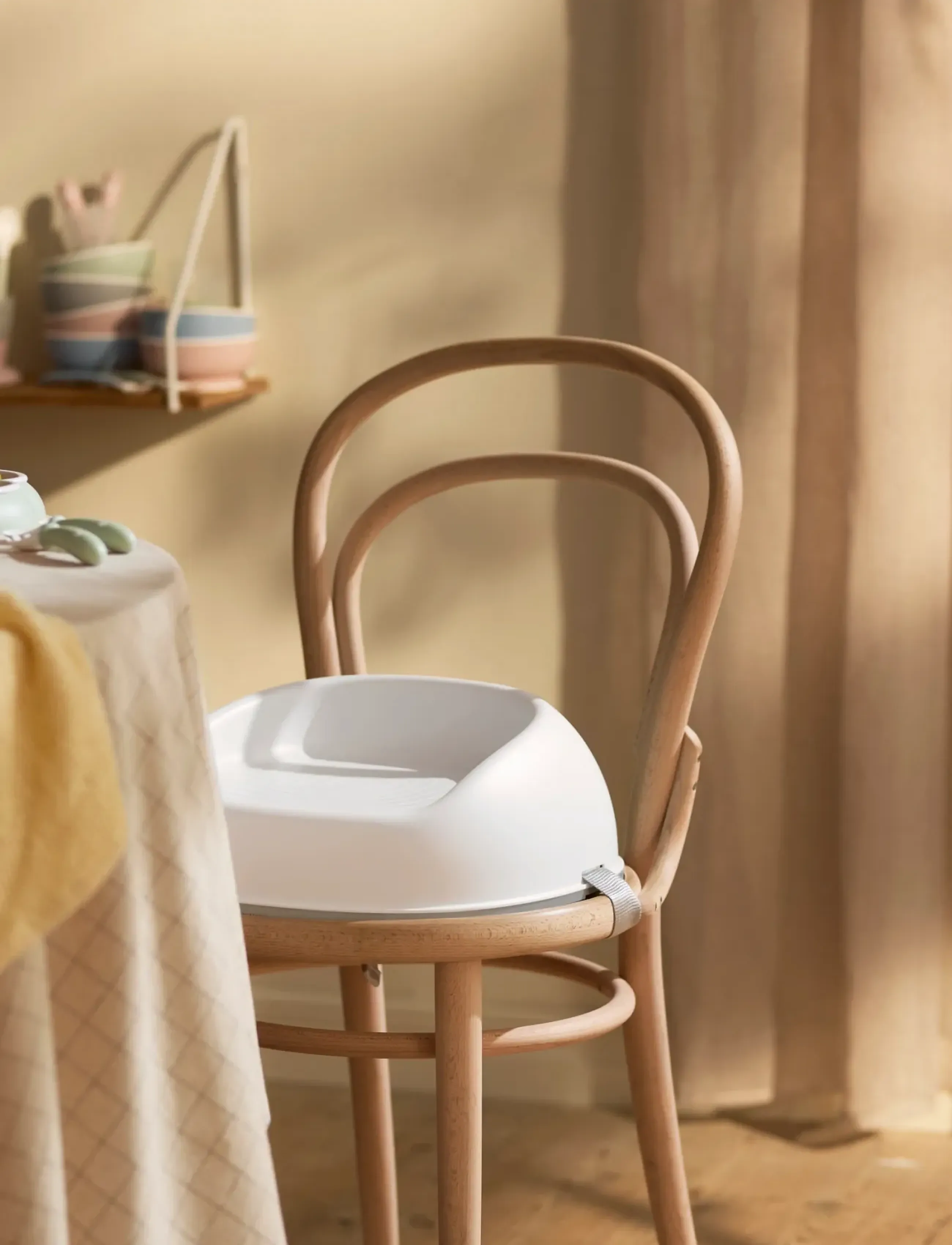 BabyBjörn - BabyBjörn Booster Seat, White - chaises et accessoires pour bébés - white - 5