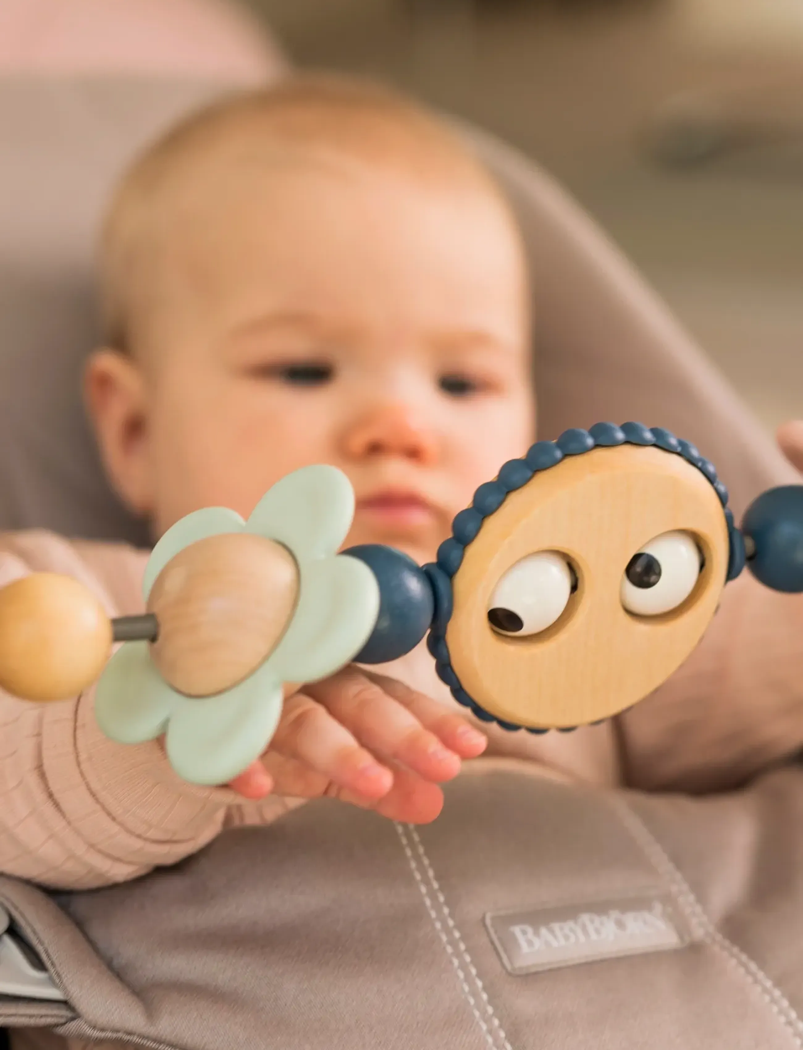 BabyBjörn - BabyBjörn Toy for Bouncer, Googly eyes Pastels - jouets interactifs - googly eyes pastels - 2