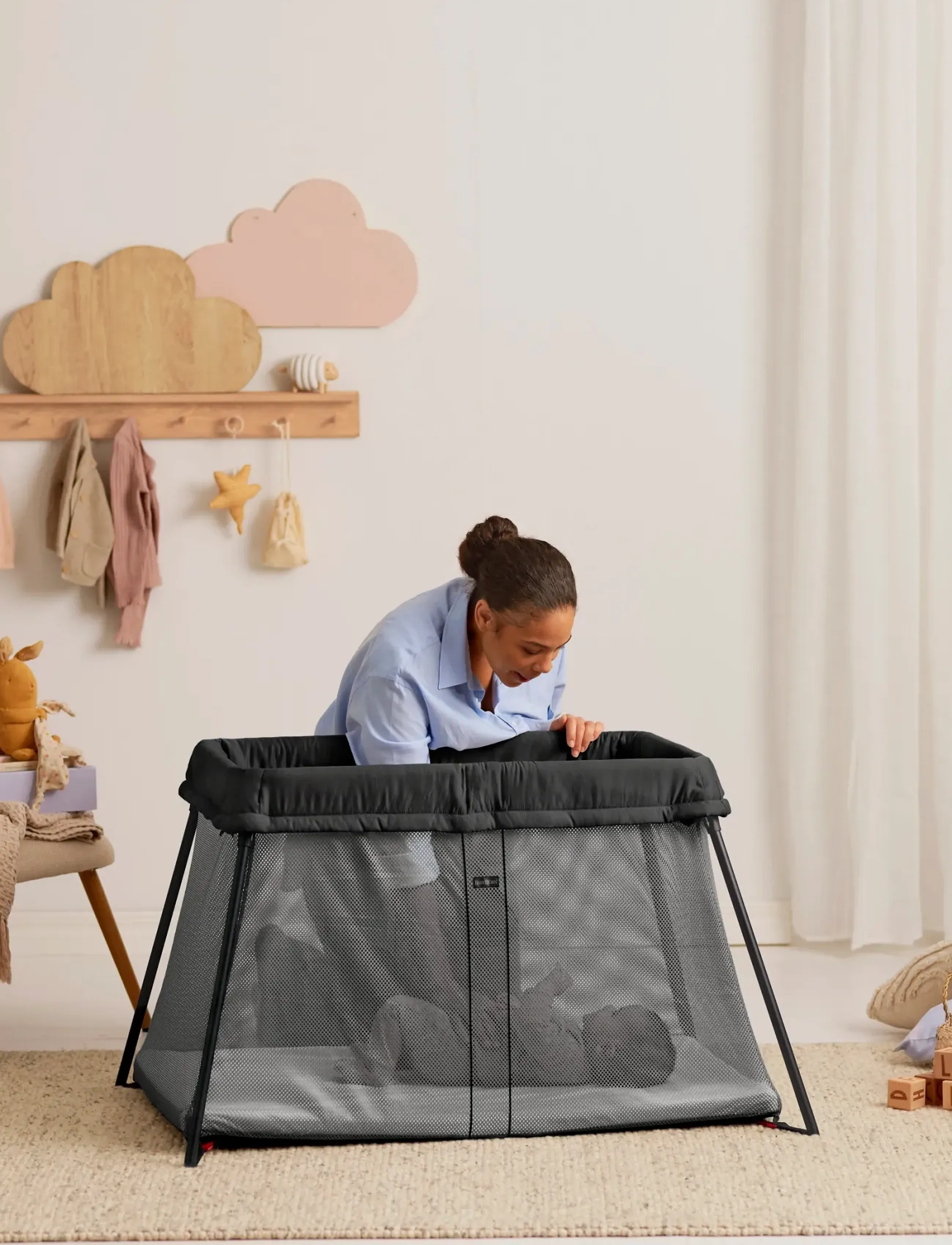 BabyBjörn Travel Cot Light, Black + Fitted Sheet, One Size, Baby Pram & Travel, Schwarz - Beds, Kinder