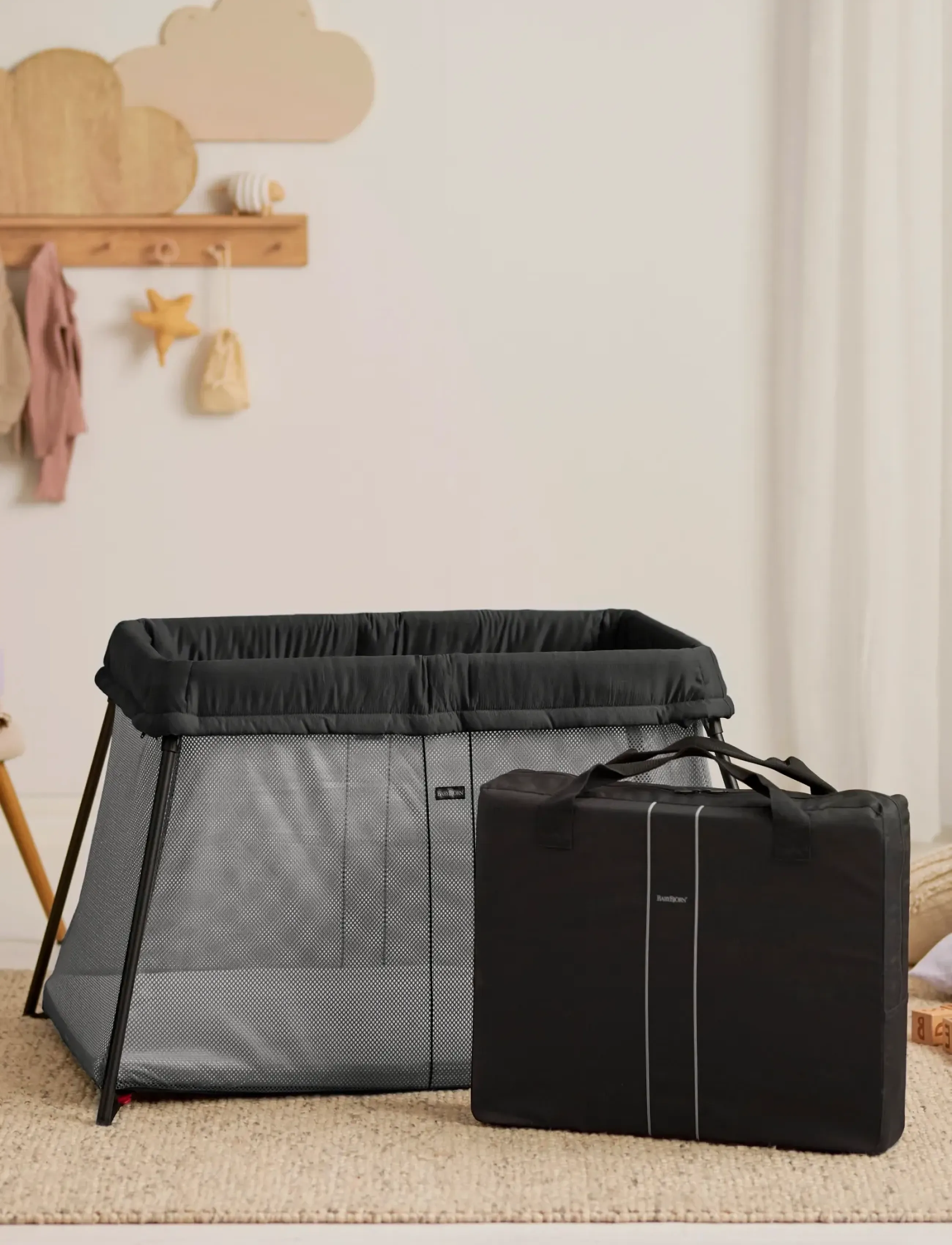 BabyBjörn - BabyBjörn Travel Cot Light, Black + Fitted Sheet - reisebetten - black - 2