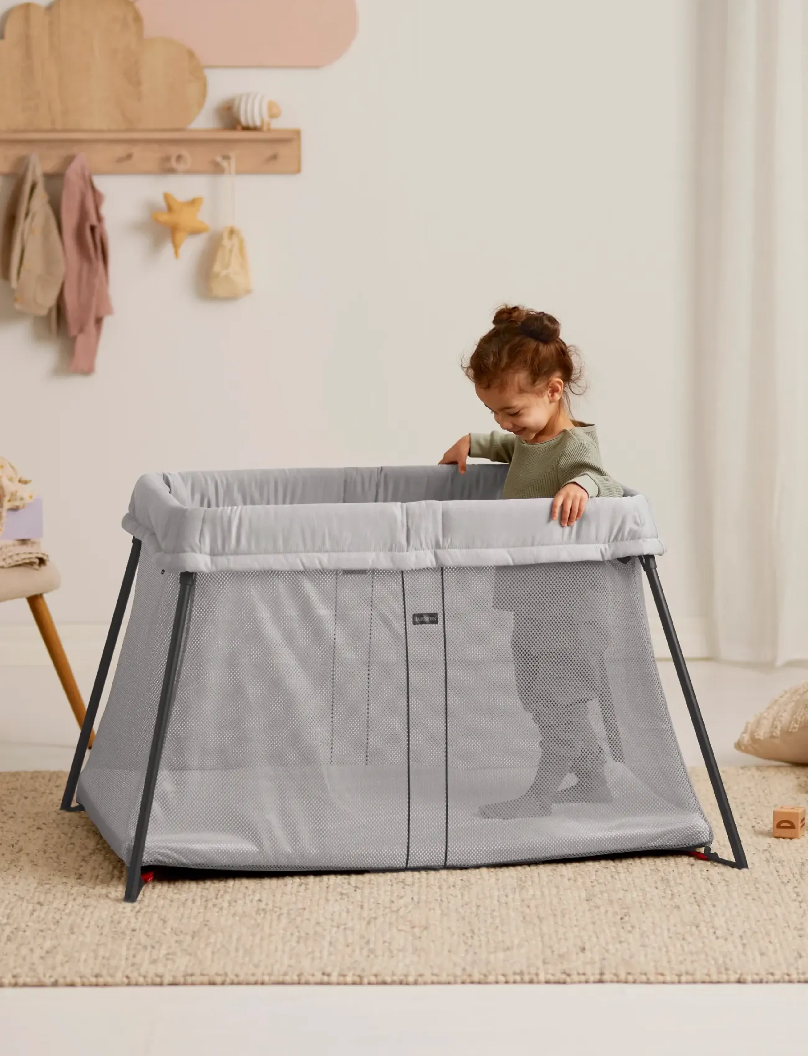 BabyBjörn Travel Cot Light, Silver + Fitted Sheet, One Size, Baby Pram & Travel, Silber - Beds, Kinder