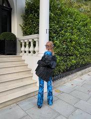 Barbara Kristoffersen by Rosemunde - Trousers - laveste priser - blue 70s flower print - 3