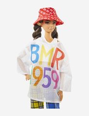 Barbie - Barbie BMR1959 Doll - Mesh T-Shirt, Plaid Joggers and Bucket - laveste priser - multi color - 1