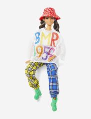 Barbie - Barbie BMR1959 Doll - Mesh T-Shirt, Plaid Joggers and Bucket - dukker - multi color - 4