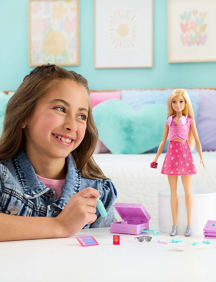 Barbie - BARBIE Family & Friends BARBIE "MALIBU" Doll & Accessories - dukker - multicolor - 0