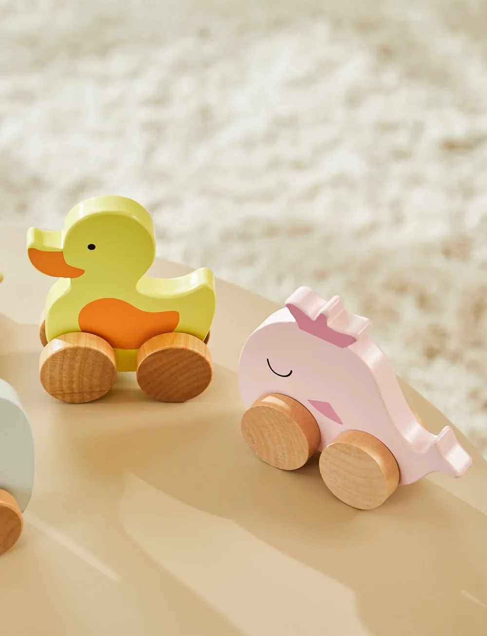 Barbo Toys - Wooden Whale on Wheel - träfigurer - pink - 0
