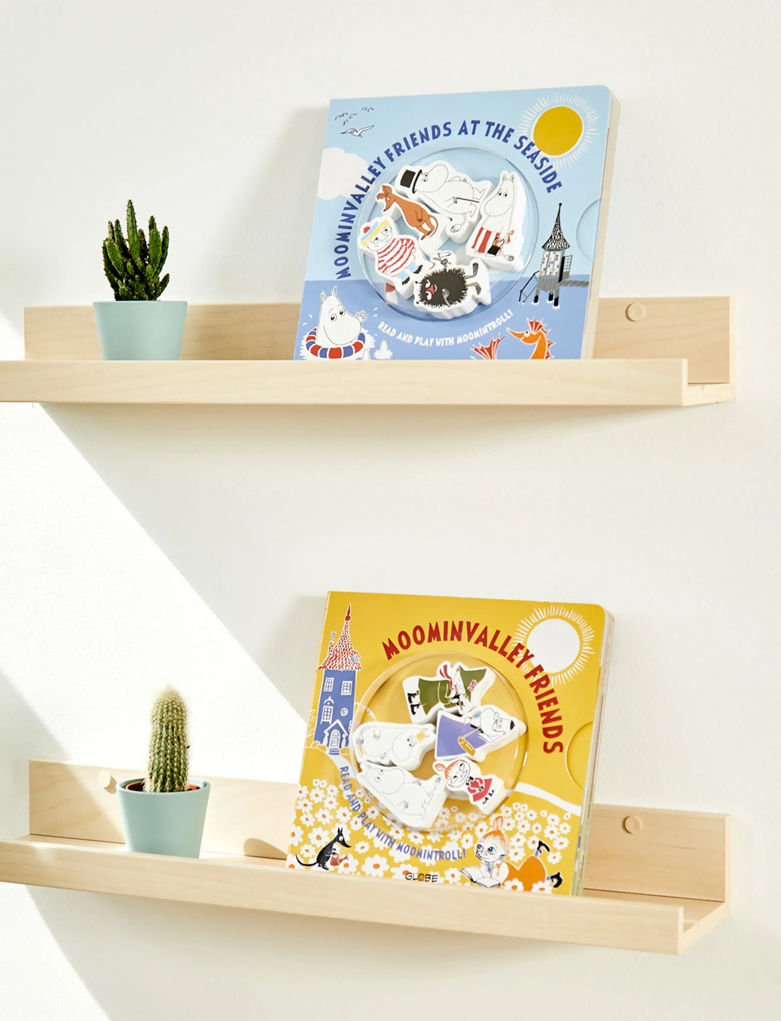 MUMIN Moominvalley Book At The Seaside With 5 Wooden Figures (Eng), One Size, Baby Books, Mehrfarbig/gemustert - Story Kinder