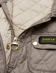 Barbour - B.Intl International Q Green Smoke-8 - quiltade jackor - taupe/pearl - 7