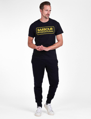 Barbour - B.Intl Essential Large Logo Tee - kortærmede t-shirts - black/yellow - 4