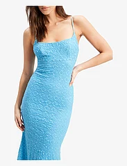 Bardot - ADONI MESH MIDI DRESS - sukienki na ramiączkach - mid blue - 5