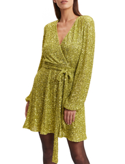 Bardot - SEQUIN BELLISSA DRESS - ballīšu apģērbs par outlet cenām - lime - 6