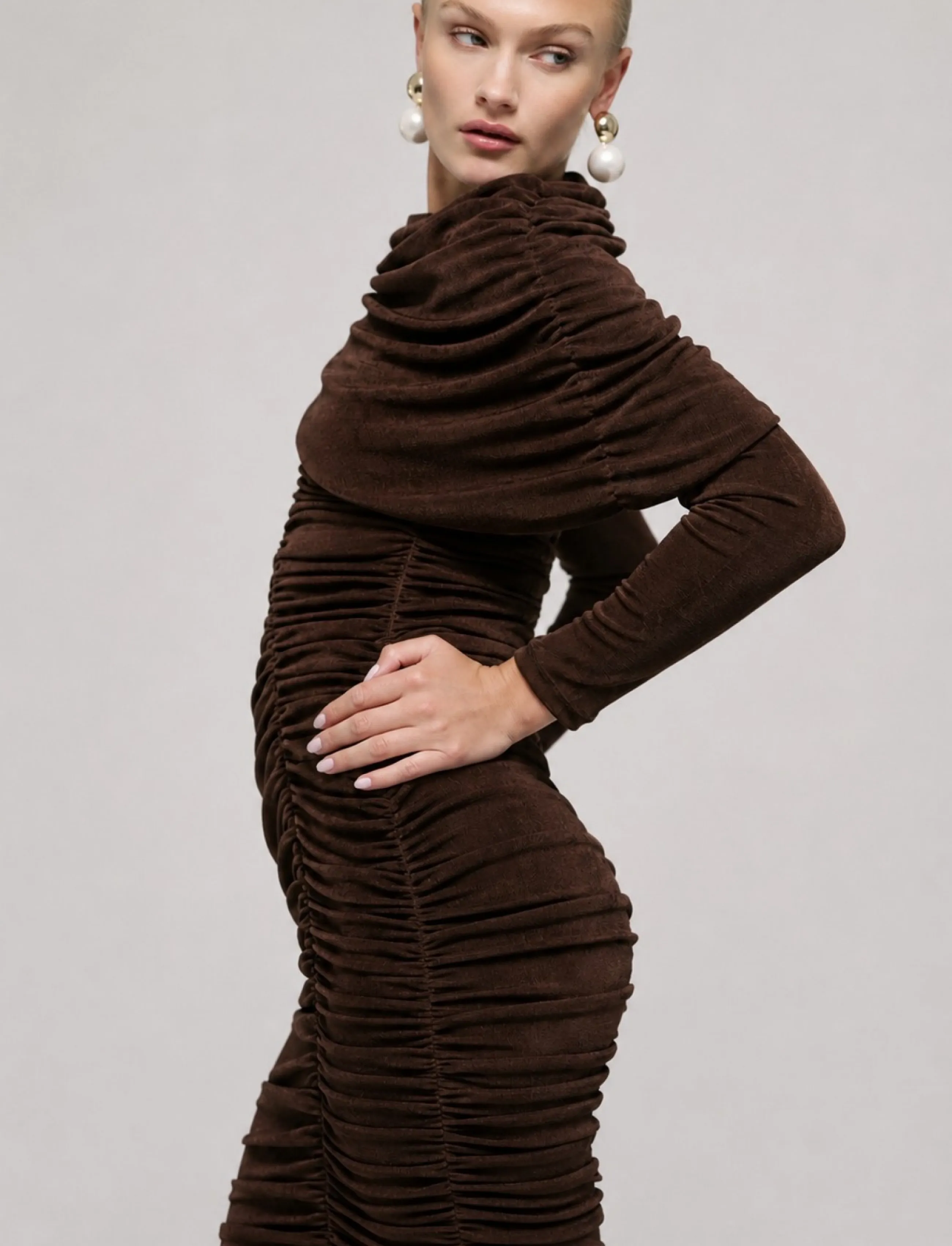 Bardot - MELINA GATHERED MIDI DRESS - stramme kjoler - chocolate - 4