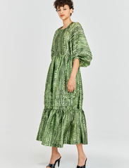 Baum und Pferdgarten - ADELINE - sukienki do kolan i midi - green reptile - 2