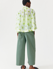 Baum und Pferdgarten - MOMO - long-sleeved blouses - green postage - 3
