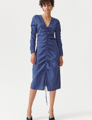 Baum und Pferdgarten - ADITRI - ballīšu apģērbs par outlet cenām - blue pinstripe - 2