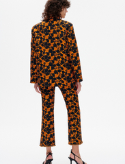 Baum und Pferdgarten - BIA - odzież imprezowa w cenach outletowych - orange black flower - 3