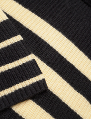 Baum und Pferdgarten - CHIKITA - megztiniai su aukšta apykakle - black yellow breton - 4