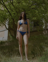 Becksöndergaard - Lyx Baila Bikini Tanga - side tie bikinier - surf the web blue - 1