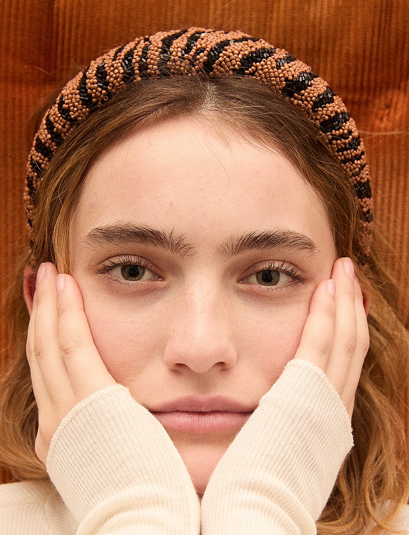 Becksöndergaard - Tigarea Wide Beaded Hairbrace - matu lentes - brown sugar - 0