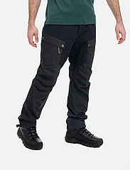 Bergans - Nordmarka Favor Outdoor Pants Men - sporta bikses - dark shadow grey/black - 5