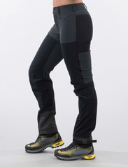 Bergans - Bekkely Hybrid W Pants - bikses āra aktivitātēm - black / solid charcoal - 3