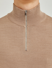 Bertoni - Norh half zip knit - 815 camel - 4