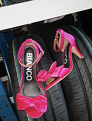 Bianco - BIAADORE Bow Sandal Velvet - hot pink - 5