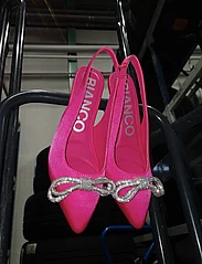 Bianco - BIAPRETTY Crystal Bow Sling Back Satin - ballīšu apģērbs par outlet cenām - hot pink - 5