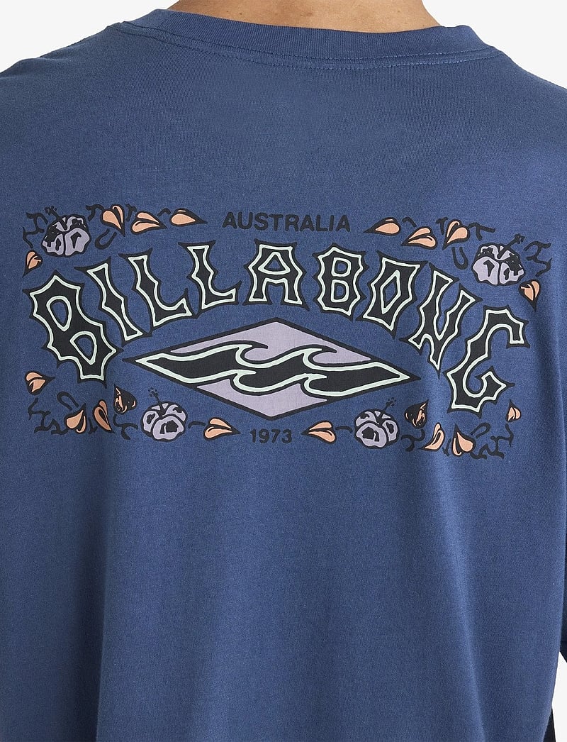 Billabong - HERITAGE ARCH PREMIUM SS - oberteile & t-shirts - dark denim - 5