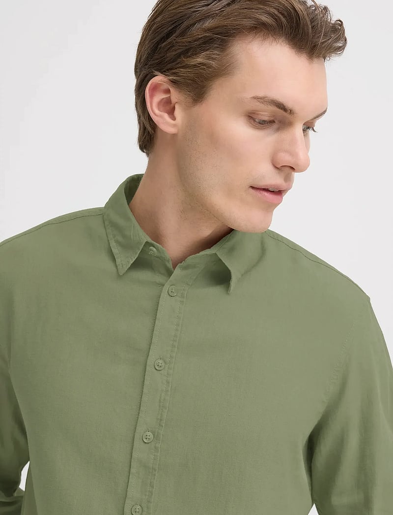 Blend - BHBOBBY LINEN L/S - hørskjorter - oil green - 4