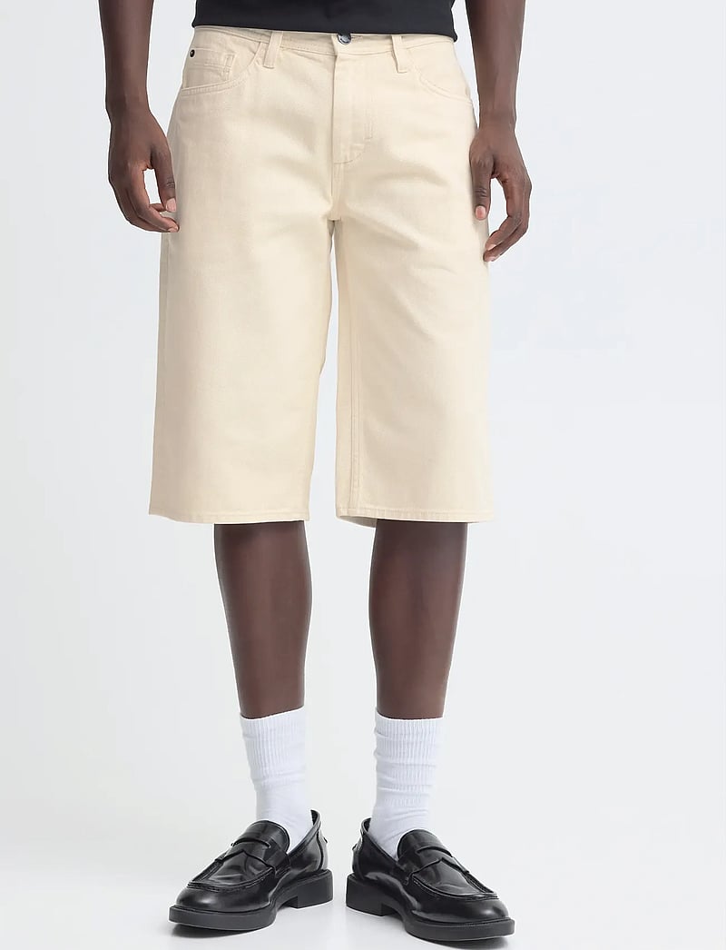 Blend - BHFLAKE LOOSE DENIMSHORTS - lühikesed teksapüksid - denim ecru - 3